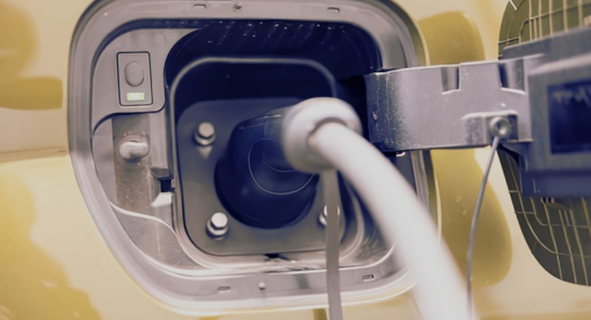 Câble de recharge branché sur la prise d'une voiture électrique