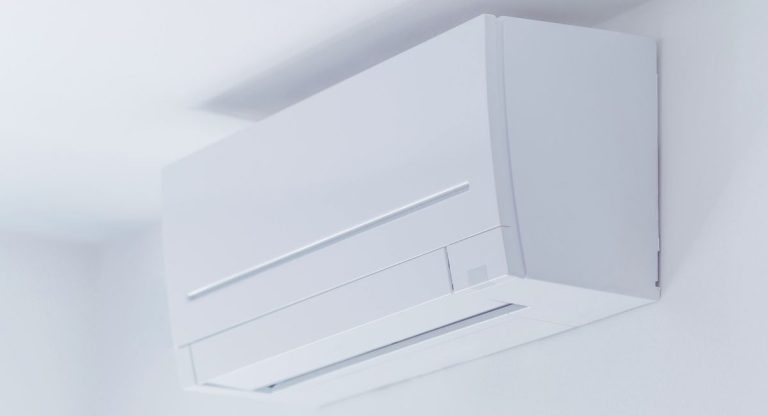 Unité intérieure murale d'un système air-air installée dans une pièce