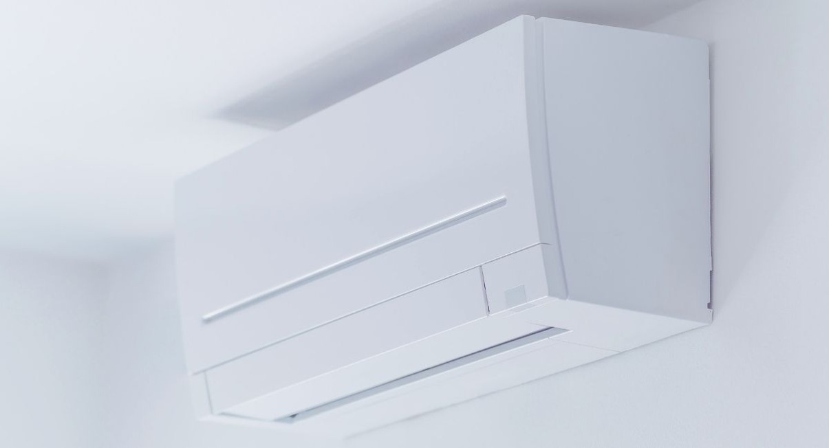 Unité intérieure murale d'un système air-air installée dans une pièce