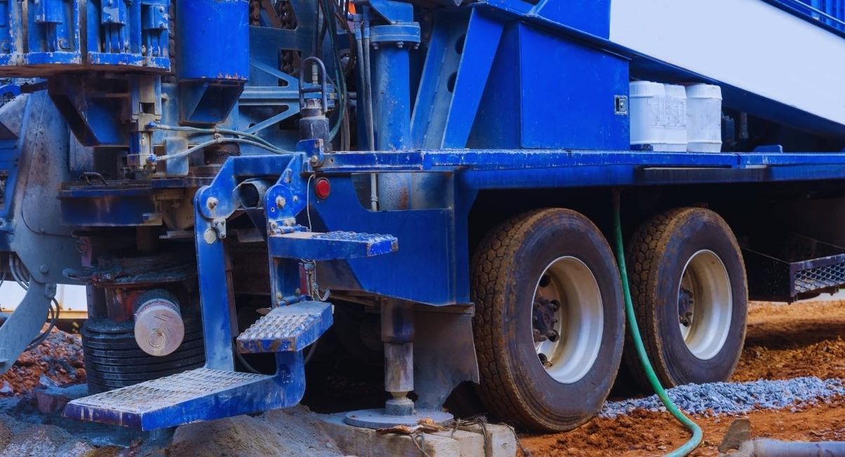 Machine de forage installée sur un terrain pour creuser un puits d'eau