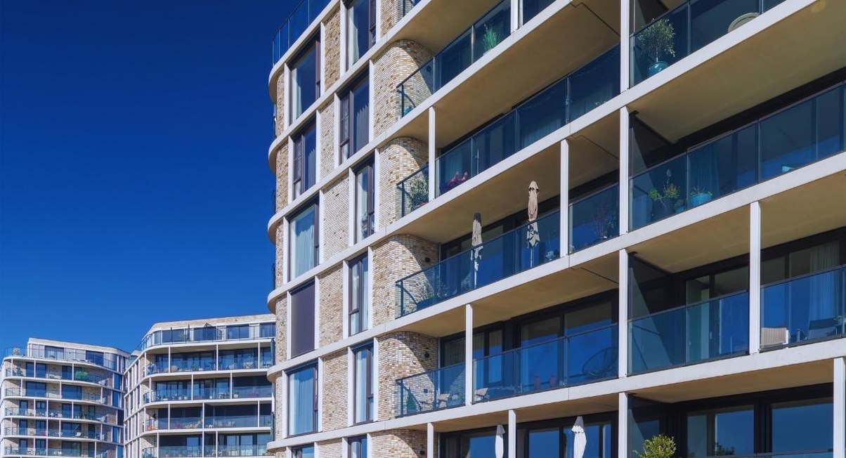Façades d'immeubles d'habitation contemporains avec balcons vitrés dans un quartier neuf