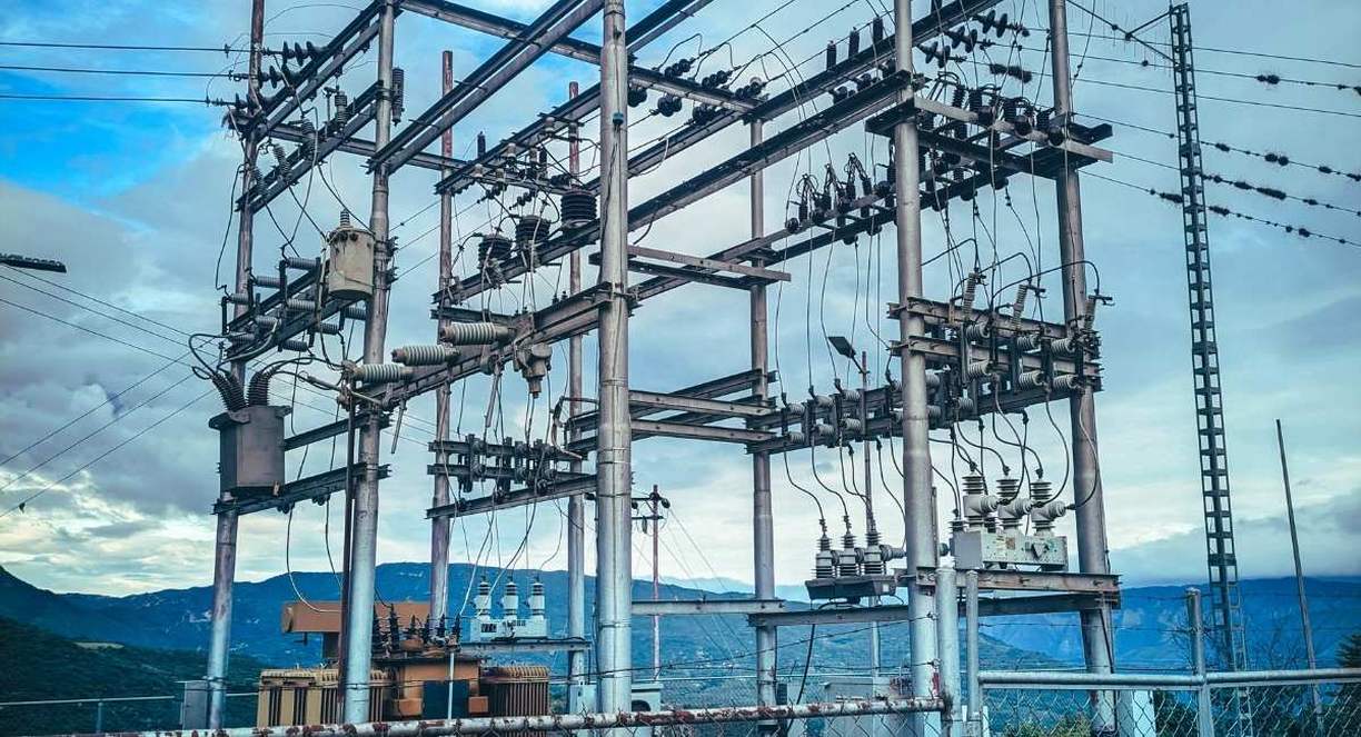 Poste de transformation électrique avec transformateurs et isolateurs en zone rurale