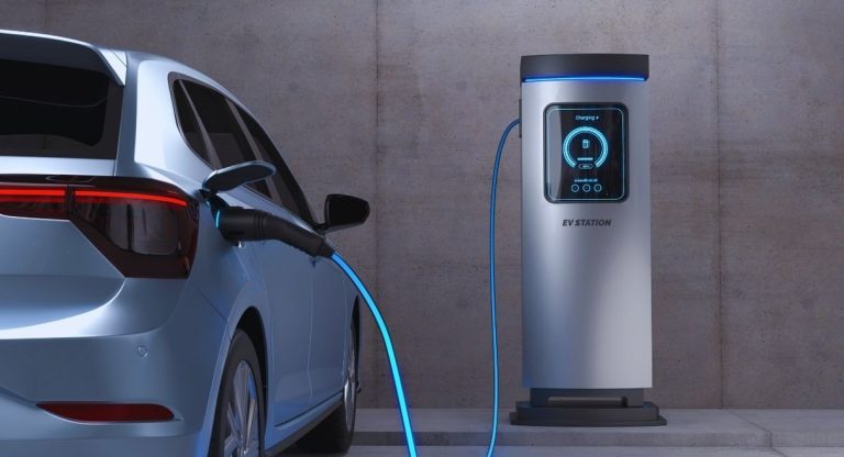 Voiture électrique branchée à une borne de recharge avec écran de suivi de charge