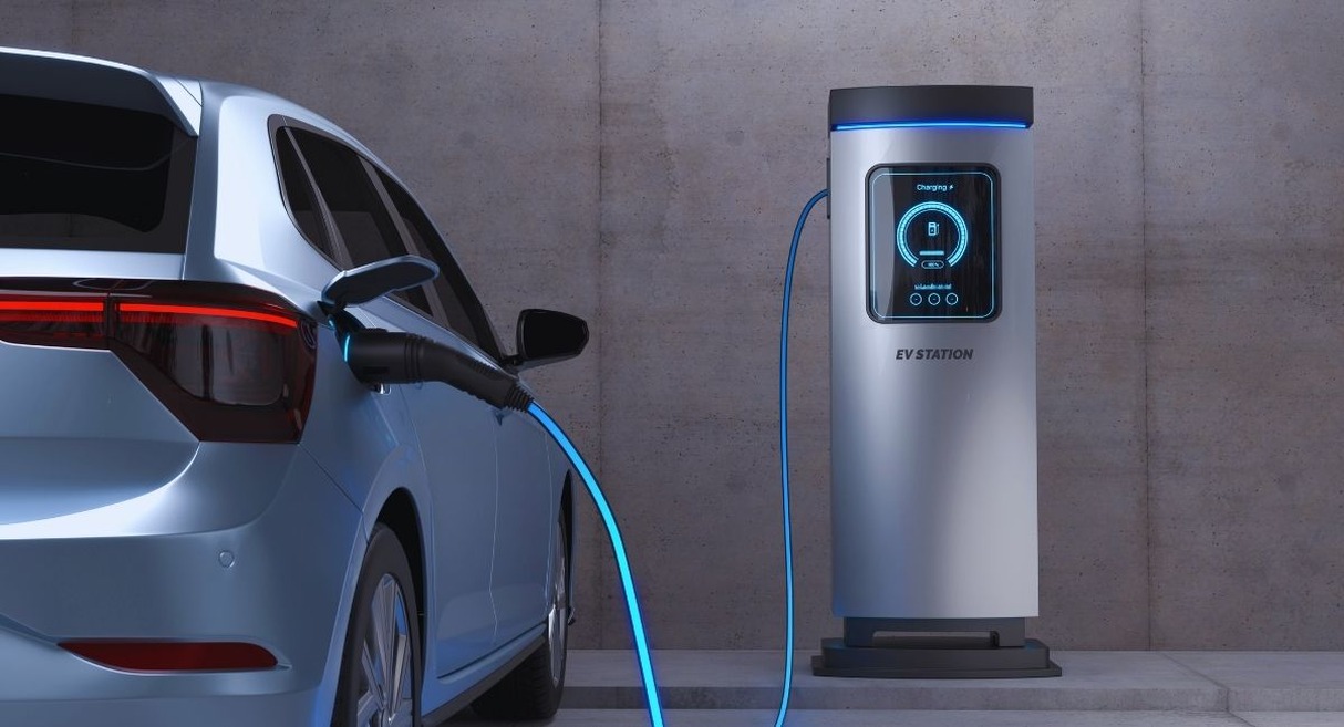 Voiture électrique branchée à une borne de recharge avec écran de suivi de charge