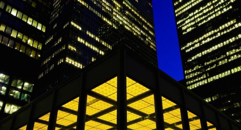 Tours de bureaux aux façades éclairées la nuit dans un quartier d'affaires