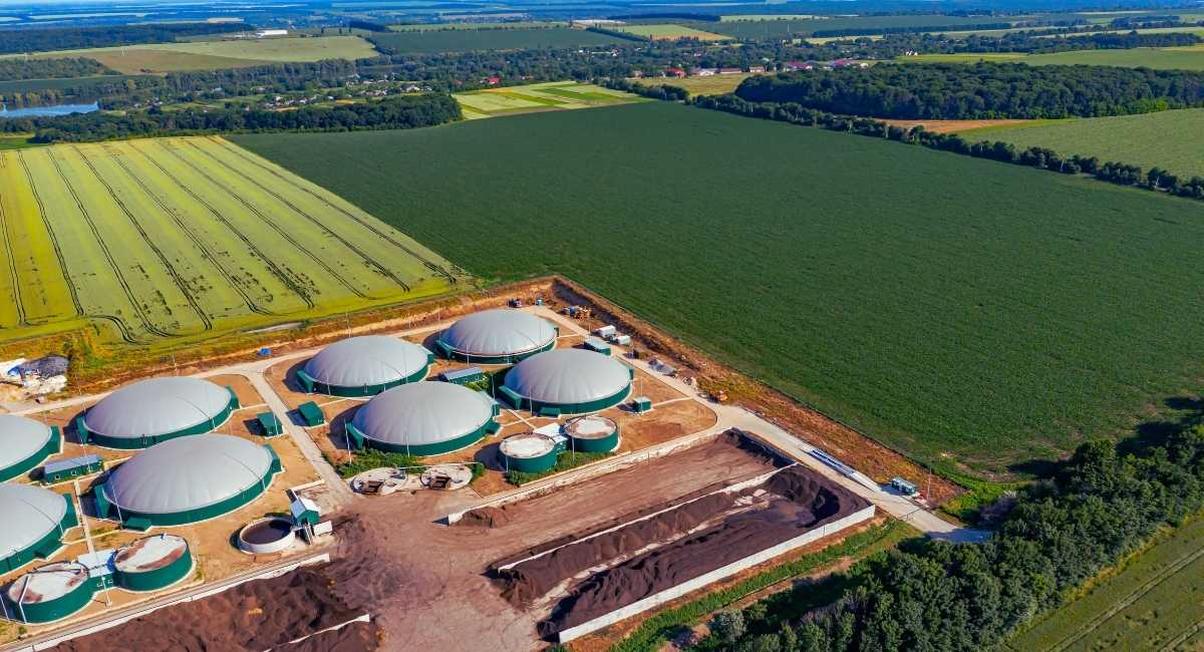 Vue aérienne d'une unité de méthanisation entourée de champs cultivés