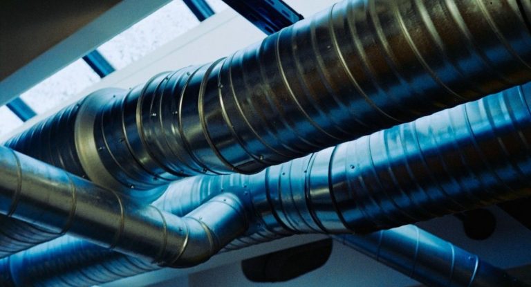 Gaines de ventilation métalliques au plafond d'un bâtiment tertiaire
