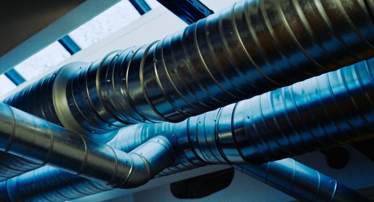 Gaines de ventilation métalliques au plafond d'un bâtiment tertiaire