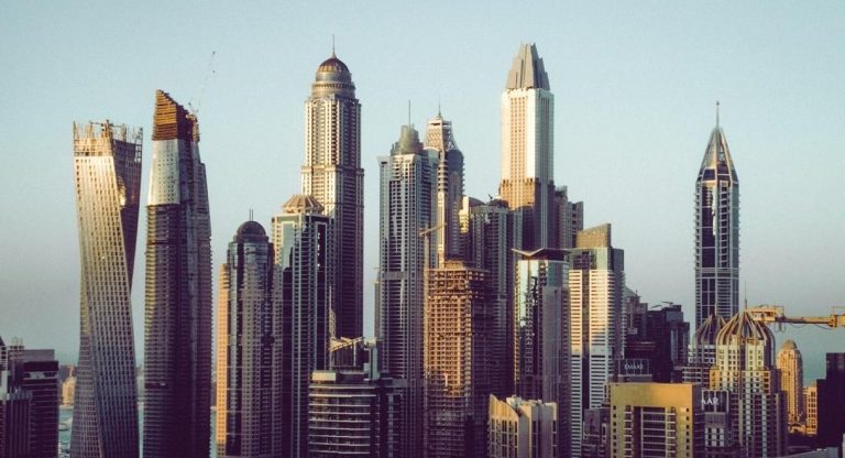 Ensemble de gratte-ciel aux architectures différentes dans une skyline urbaine