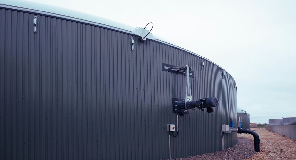 Cuve métallique d'un digesteur de méthanisation avec agitateur sur le côté