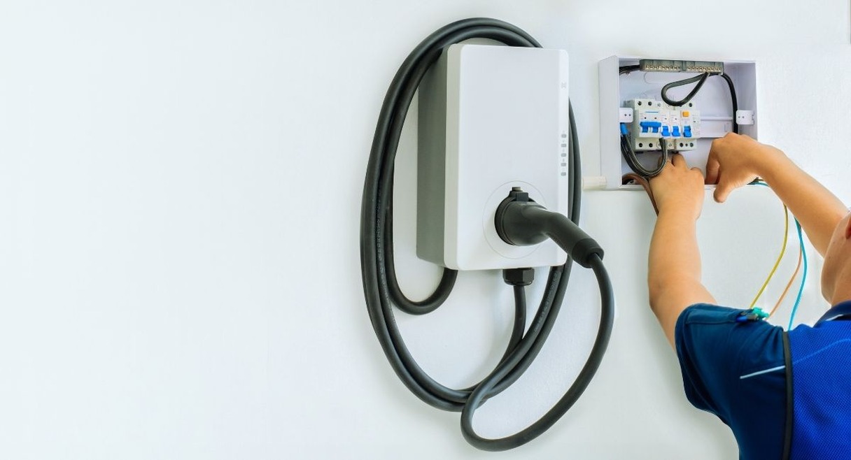 Câblage d'une borne de recharge sur le tableau électrique par un électricien