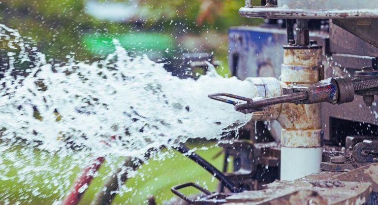 Machine de forage extrayant de l'eau lors du creusement d'un puits