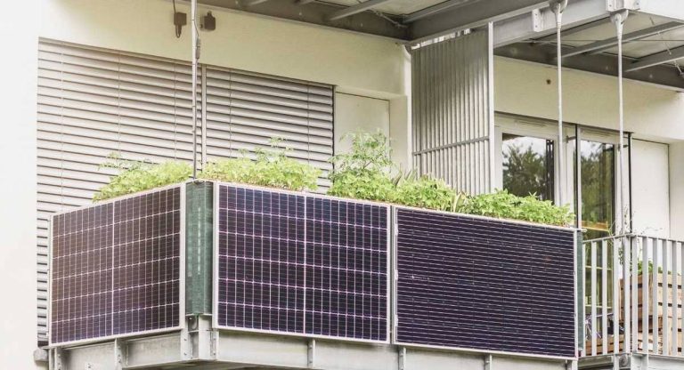Panneaux solaires plug and play fixés à la rambarde d'un balcon