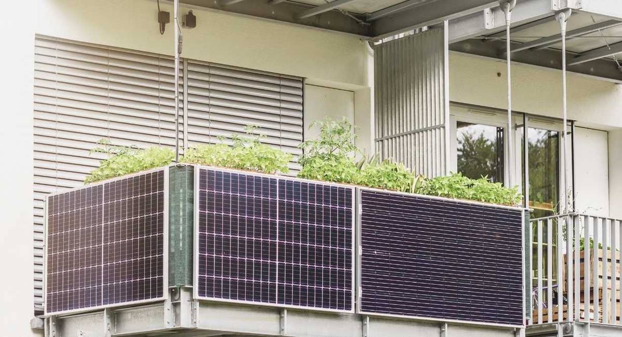 Panneaux solaires plug and play fixés à la rambarde d'un balcon